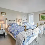 Host & - Deepdale Apartment