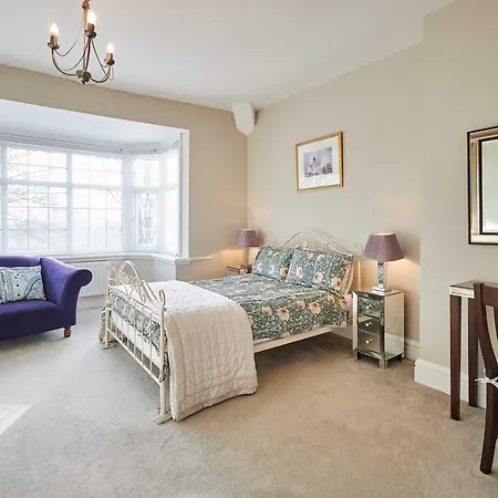 Host & - Deepdale Apartment