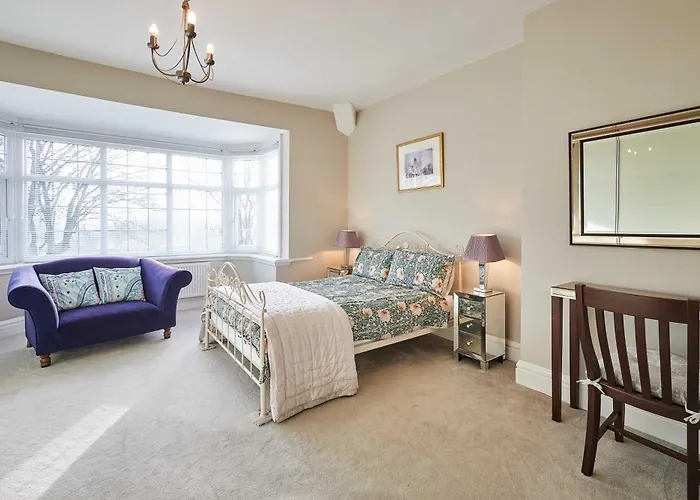 Host & - Deepdale Apartment