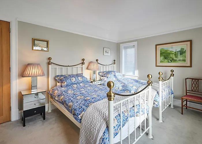 Host & - Deepdale Apartment